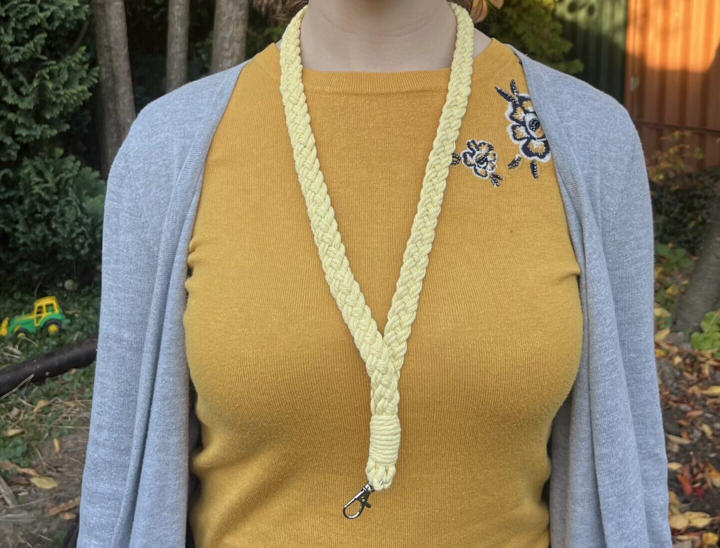 Macramé klíčenka V (žlutá)