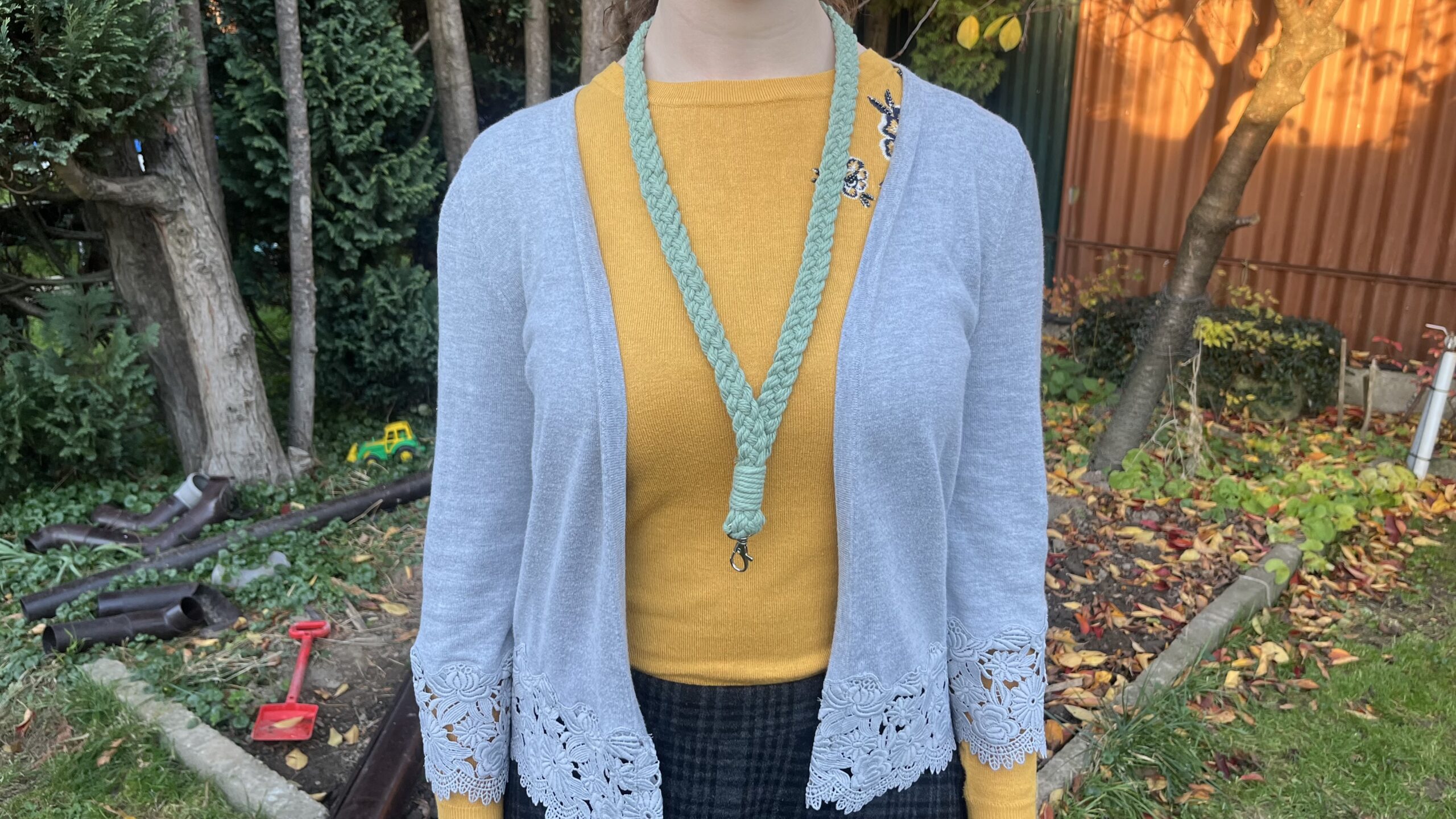 Macramé klíčenka V (zelená)