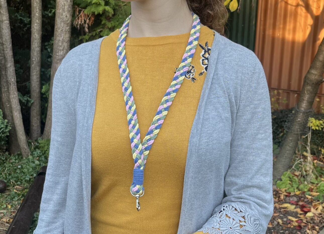 Macramé klíčenka V (multicolor)